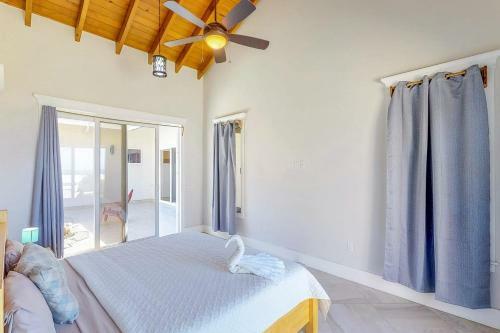 Paradise Villa @coral Views, French Harbour