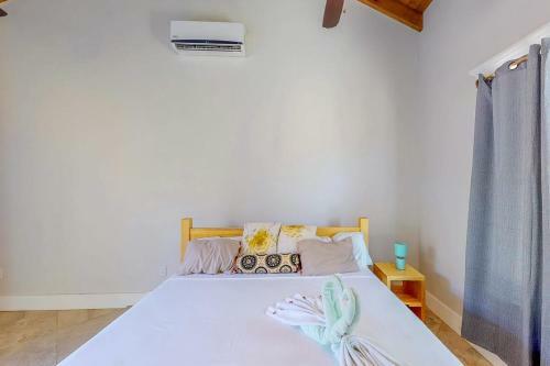 Paradise Villa @coral Views, French Harbour