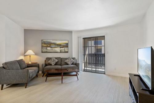 Stay Gia--newly Renovated 2br Apartment--pool