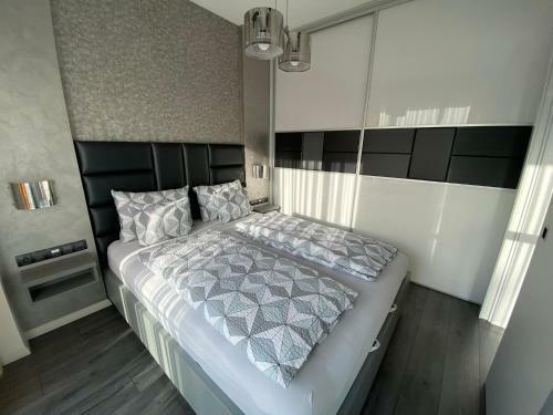 Noir Silvery Apartman