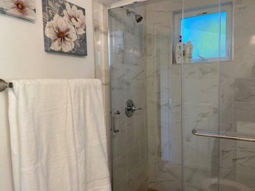 Spacious Bright Renovated 2 Bedroom 2 Bath Central