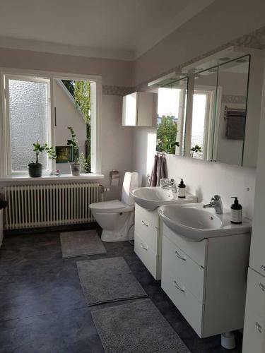 Lovely, Spacious Apartment With Free Parking