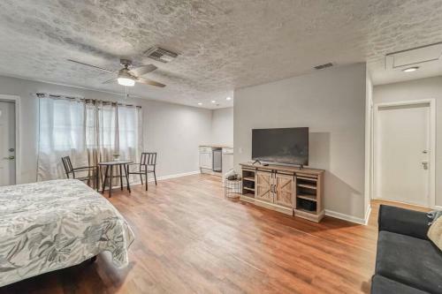 Royal Getaway 5 Bedroom Home W/pool & Game Room