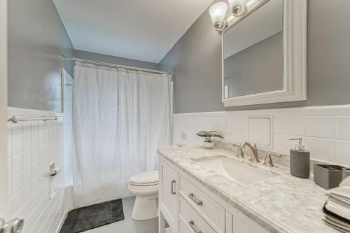 Royal Getaway 5 Bedroom Home W/pool & Game Room
