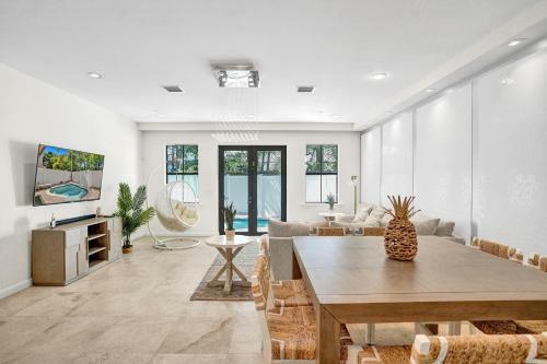 Luxury! 4bed Private Pool Deck! 1,7mi To Beach Townhouse