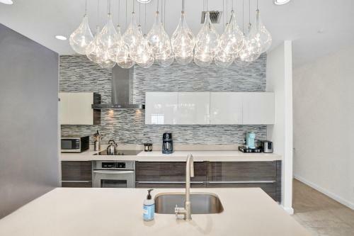 Luxury! 4bed Private Pool Deck! 1,7mi To Beach Townhouse