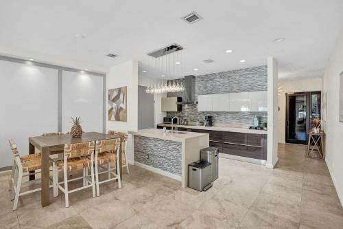Luxury! 4bed Private Pool Deck! 1,7mi To Beach Townhouse