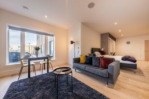 Luxury Apartments - Heathrow Airport - Free Parking