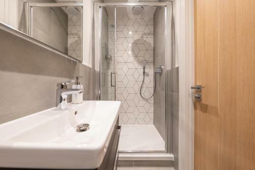 Luxury Apartments - Heathrow Airport - Free Parking