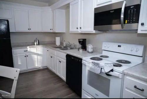 Entire Newly 3-bedroom Remodeled Home. Spacious