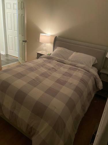 Entire Newly 3-bedroom Remodeled Home. Spacious