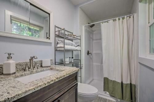 Charming Apex Home With Back Deck And Grill!