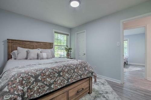 Charming Apex Home With Back Deck And Grill!