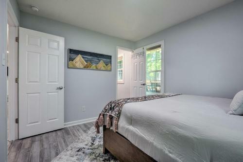 Charming Apex Home With Back Deck And Grill!