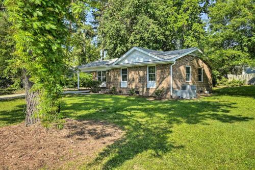 Charming Apex Home With Back Deck And Grill!
