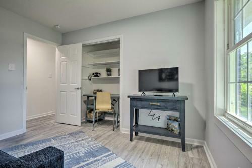 Charming Apex Home With Back Deck And Grill!
