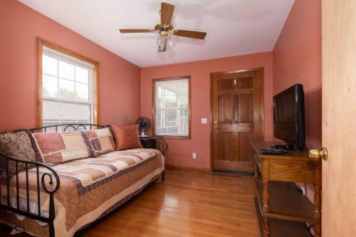 Chestnut Hill Retreat-spacious-3 Miles To Downtown