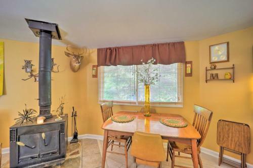 Bright Banner Elk House With Fireplace And Deck!