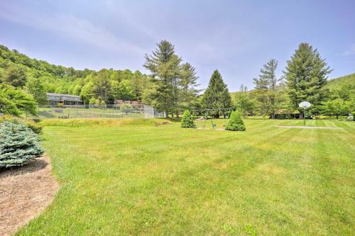 Bright Banner Elk House With Fireplace And Deck!