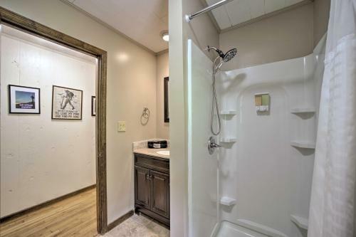 Gorgeous Home With Fireplace Less Than 6 Mi To Downtown