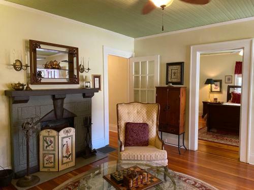 The Violet House Lovely Vintage Cottage