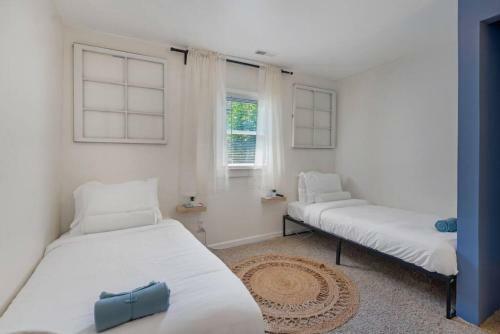 Updated Adorable Bungalow Parking Uptown Area