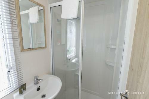 Modern, Picture-perfect, 2-bedroom Home, Parking