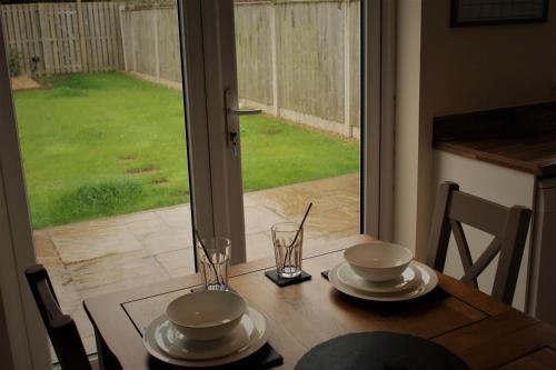 Modern 2 Bedroom Home, Free Parking.