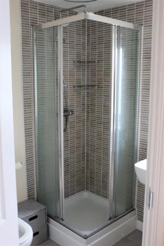 Modern 2 Bedroom Home, Free Parking.
