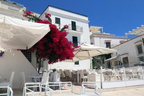 Piazzetta Petrone Apartments + Parking