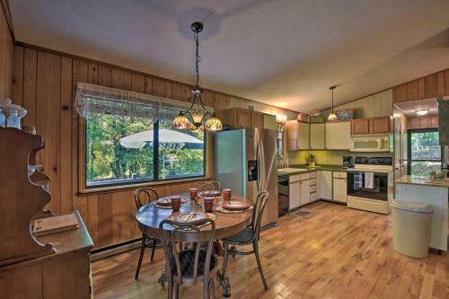 Charming Murphy House With 2 Decks Near Trails!