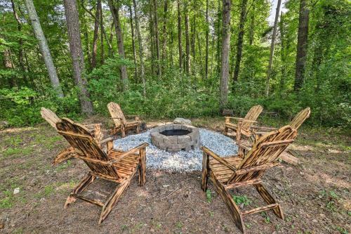 Charming Leicester Home With Deck And Gas Grill!