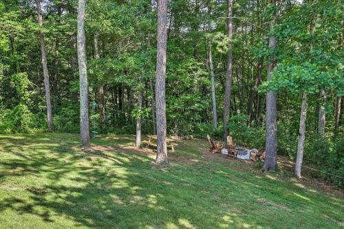 Charming Leicester Home With Deck And Gas Grill!