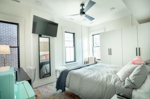 Hotel Luxurious, Huge Historic Mansion Minute From Downtown