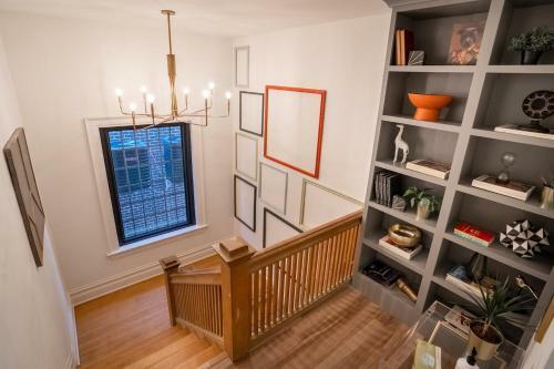 Hotel Luxurious, Huge Historic Mansion Minute From Downtown