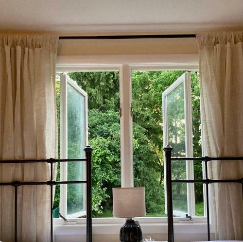 Villa Spacious Residence With Indoor Fireplace And A Large Backyard