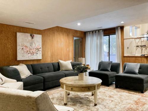 Villa Spacious Residence With Indoor Fireplace And A Large Backyard