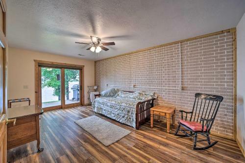 Apartamento Sunset Cove Lakefront Escape With Deck And Yard