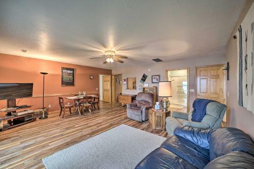 Apartamento Sunset Cove Lakefront Escape With Deck And Yard