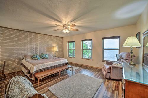 Apartamento Sunset Cove Lakefront Escape With Deck And Yard