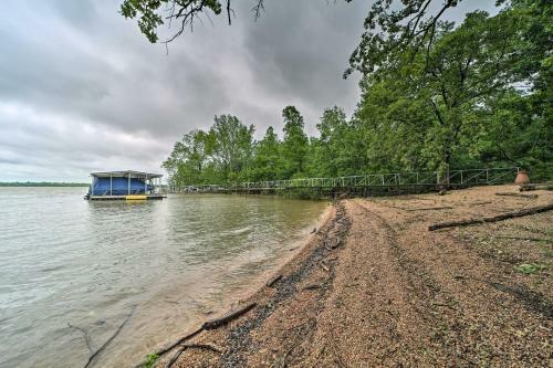 Apartamento Sunset Cove Lakefront Escape With Deck And Yard