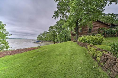 Apartamento Sunset Cove Lakefront Escape With Deck And Yard