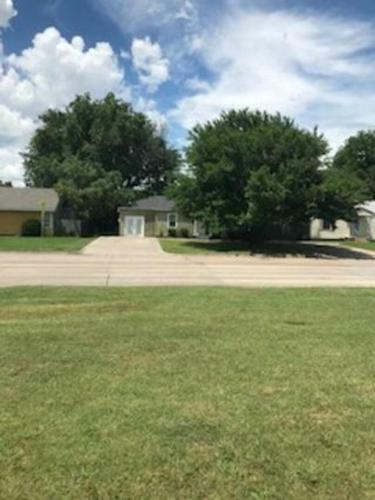 4 Bed Cowboy Home1 Mi Fort Sill- Weekly Rates!