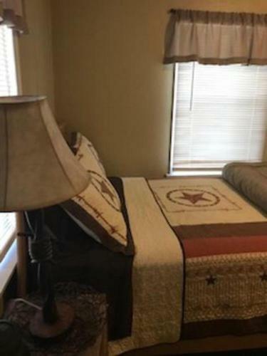 4 Bed Cowboy Home1 Mi Fort Sill- Weekly Rates!