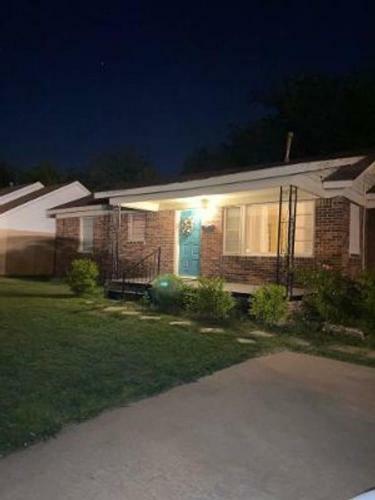 4 Plus Bed Home-groceries At Corner-ez 1 Mile To Post!