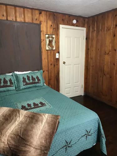 4 Plus Bed Home-groceries At Corner-ez 1 Mile To Post!