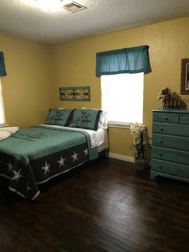 4 Plus Bed Home-groceries At Corner-ez 1 Mile To Post!
