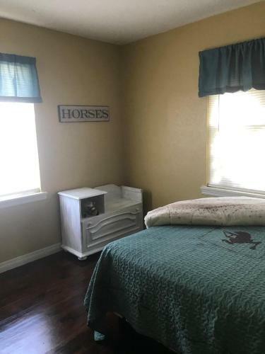 4 Plus Bed Home-groceries At Corner-ez 1 Mile To Post!
