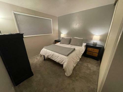 Cheerful Two Bedroom With Wifi, Parking & Patio