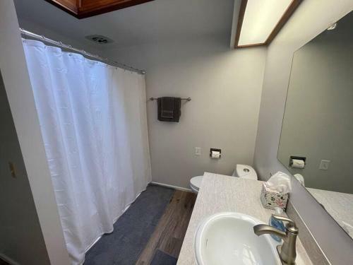 Cheerful Two Bedroom With Wifi, Parking & Patio